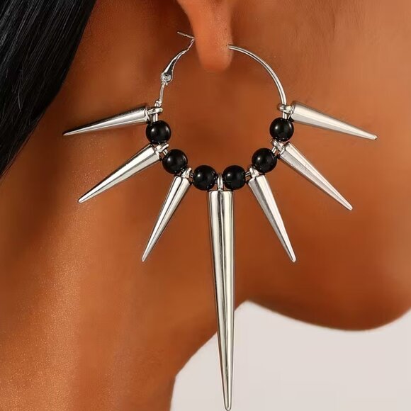 🌺 🌺 🌺Bold Gothic Rivet Hoop Earrings - Picture 1 of 3